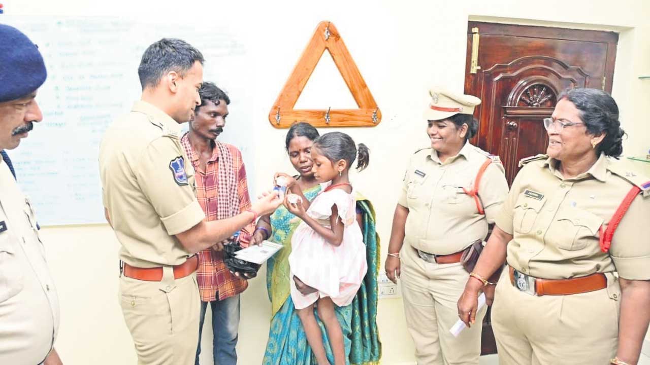 తల్లిదండ్రుల చెంతకు చిన్నారి