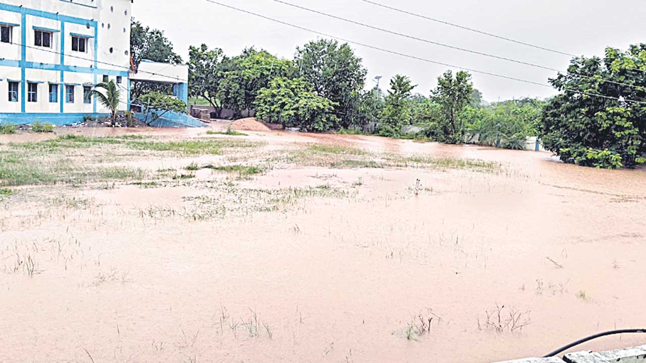 ఒర్రె దాటాలంటే..వరద తగ్గాల్సిందే..