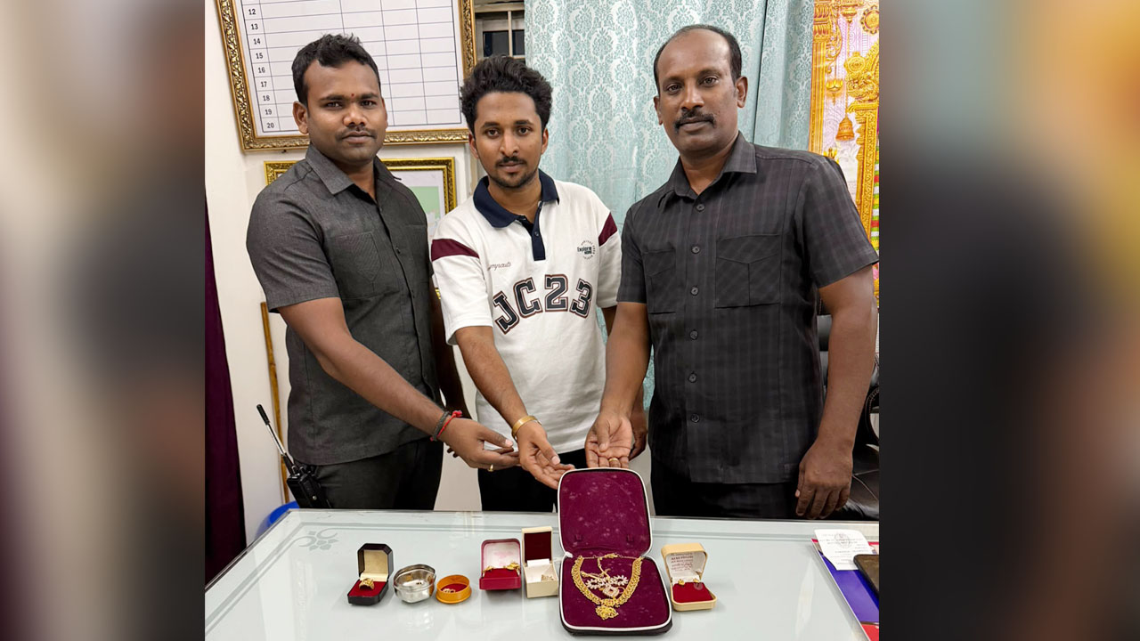 Gold Bag | మరిచిపోయిన బంగారం బ్యాగును భక్తుడికి అప్పగించిన టీటీడీ సిబ్బంది