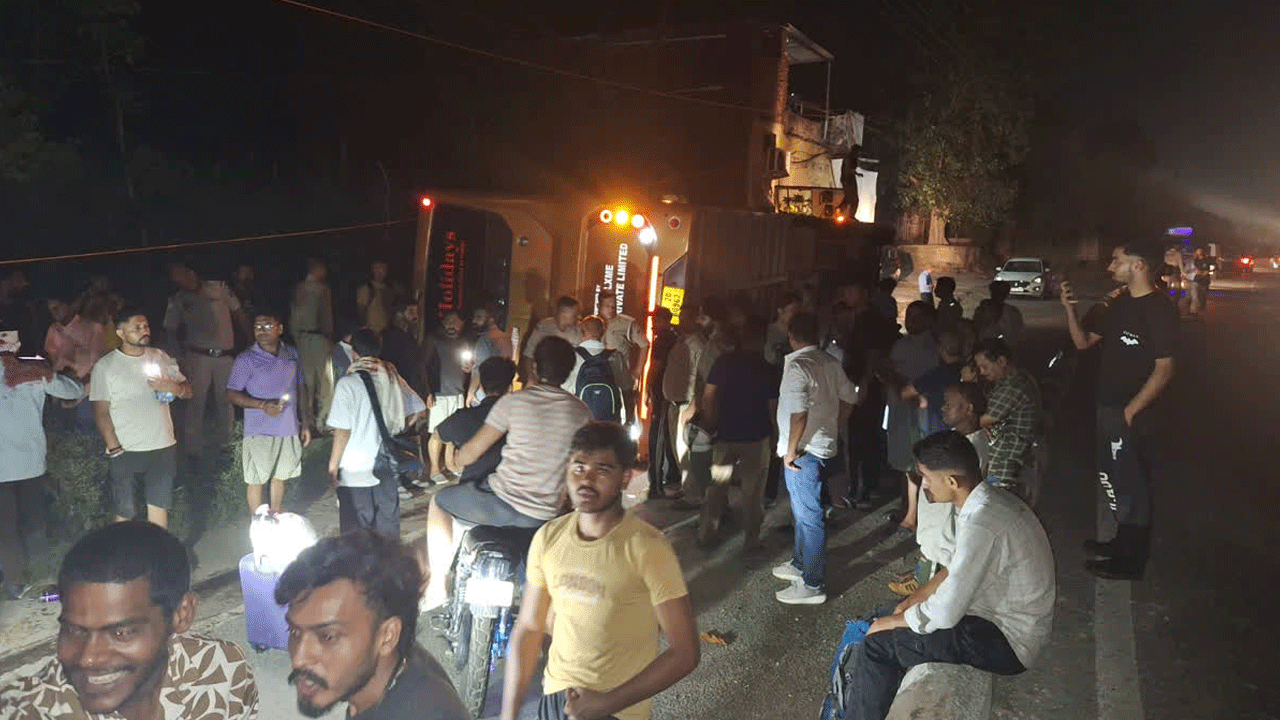 Road Accident | అమ‌ర్‌నాథ్ యాత్రికుల బ‌స్సు బోల్తా.. 16 మందికి గాయాలు