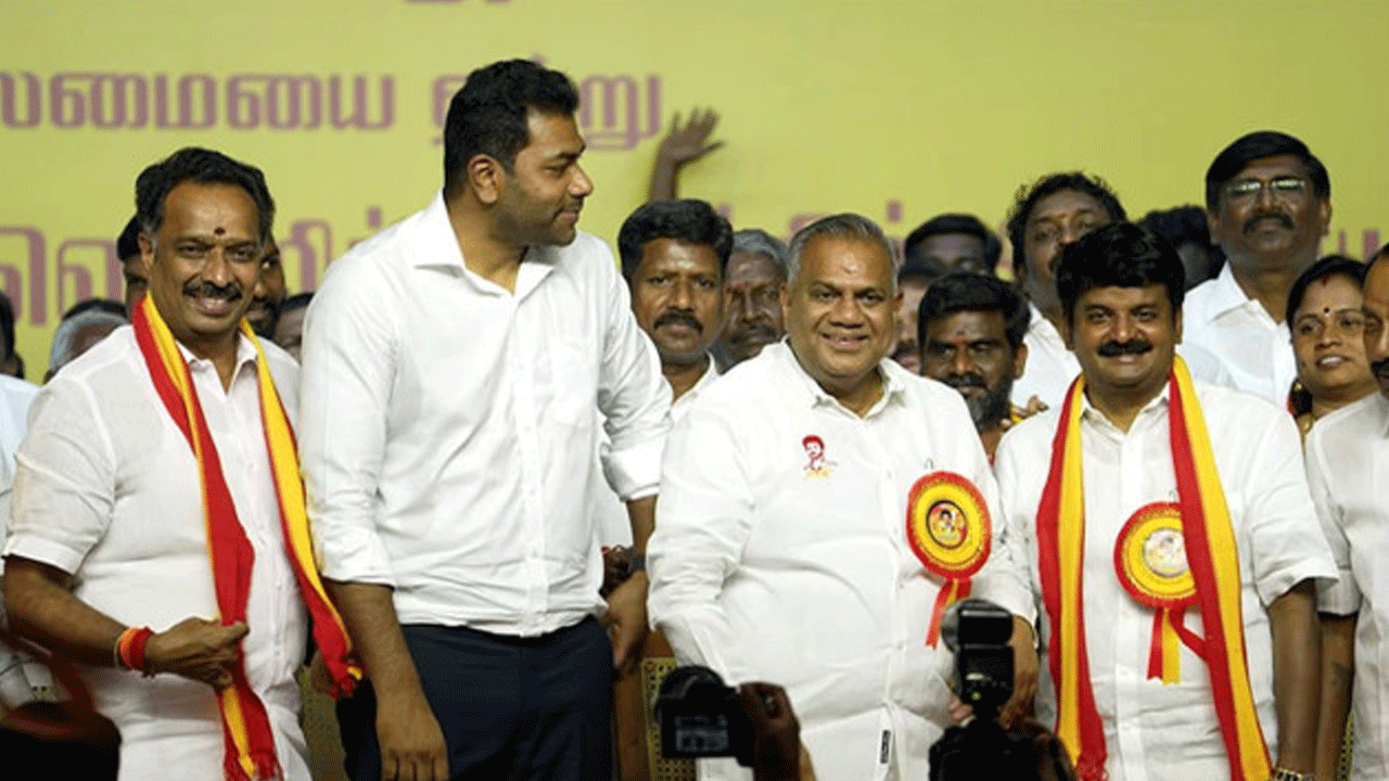 AIADMK | త‌మిళ‌నాడులో అన్నాడీఎంకేకు గ‌ట్టి ఎదురుదెబ్బ‌.. టీవీకేలోకి సీనియ‌ర్ నేత‌లు