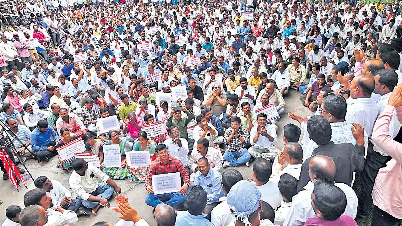 ఆర్టిజన్లను రెగ్యులరైజ్‌ చేయాలి