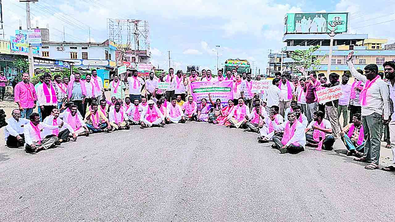 రైతులకు నీళ్లు, కరెంటు ఇవ్వాలి