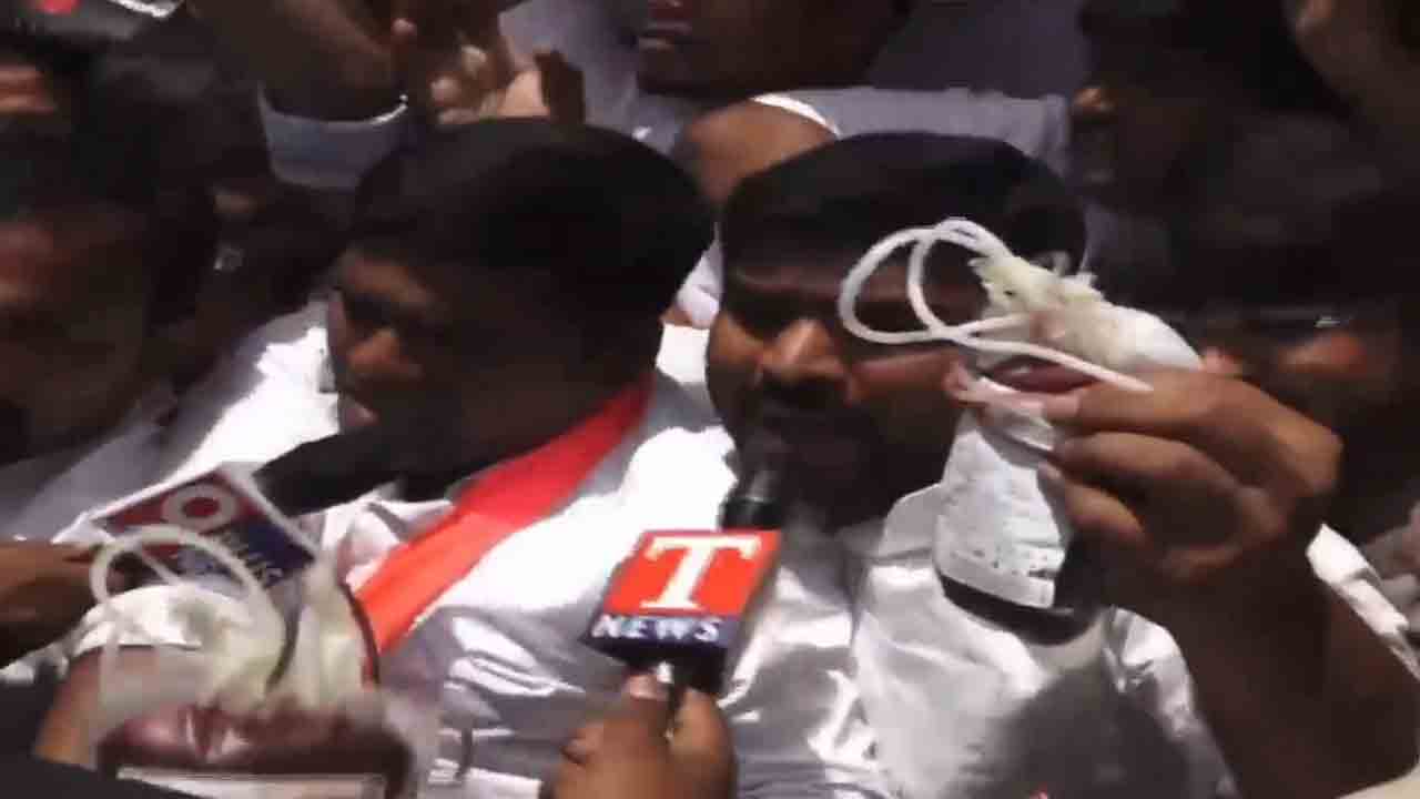 BRSV Leaders | సీఎం రేవంత్‌ వ్యాఖ్యలకు నిరసనగా బ్లడ్ ప్యాకెట్లతో బీఆర్‌ఎస్వీ ఆందోళన.. వీడియో
