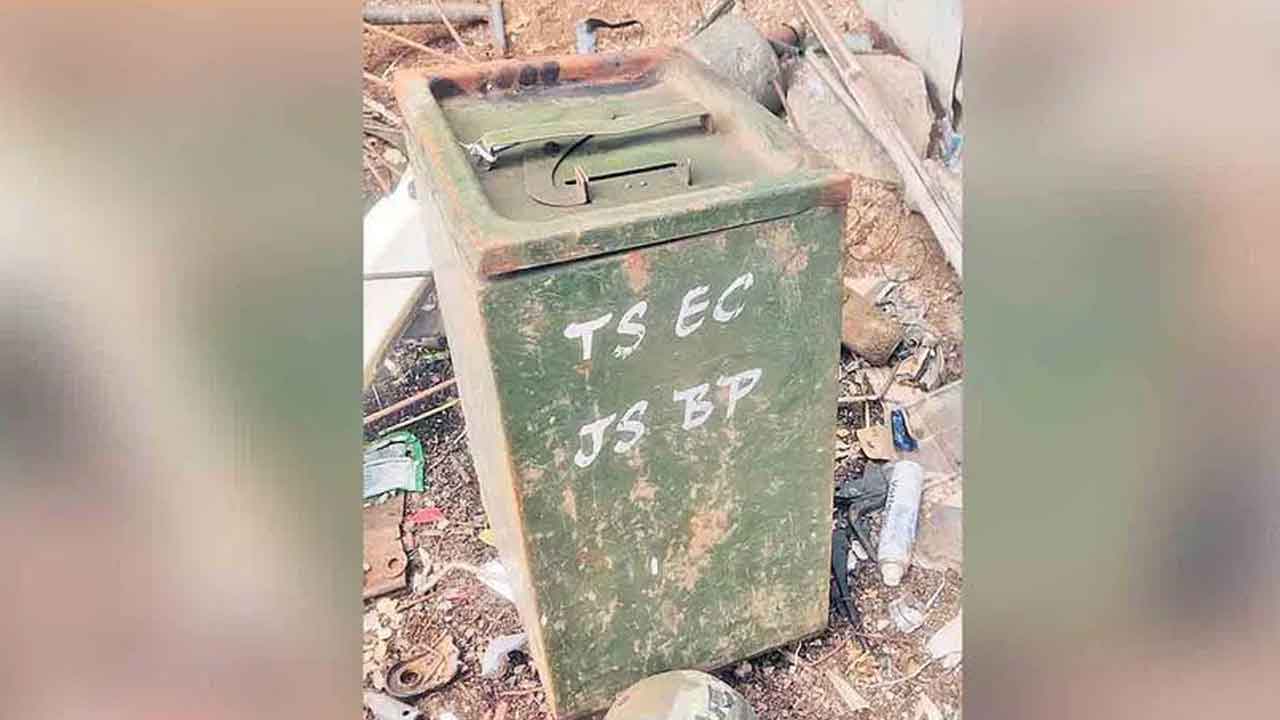 స్క్రాప్‌ దుకాణంలో బ్యాలెట్‌ బాక్స్‌