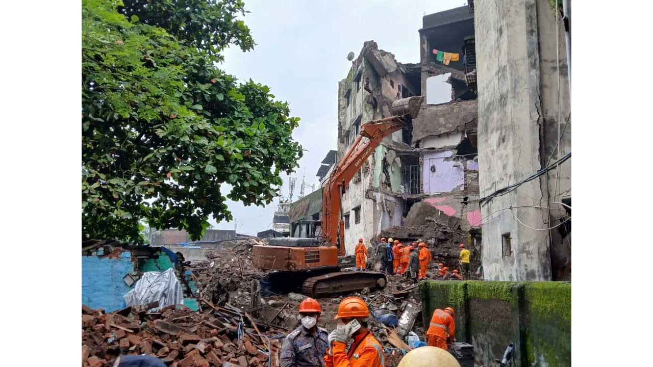 Building Collaspsed 9 Dead | నాలుగంతస్తుల భవనం కూలి 9 మంది మృతి