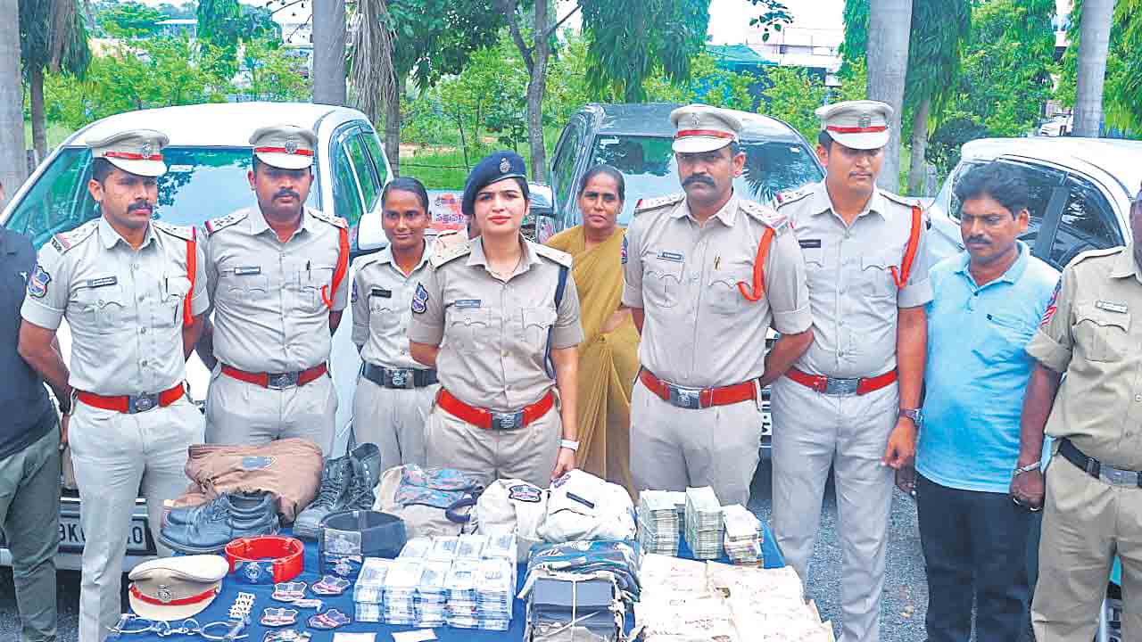 10 లక్షలు వైట్‌ ఇస్తే.. 40 లక్షలు బ్లాక్‌ మనీ!