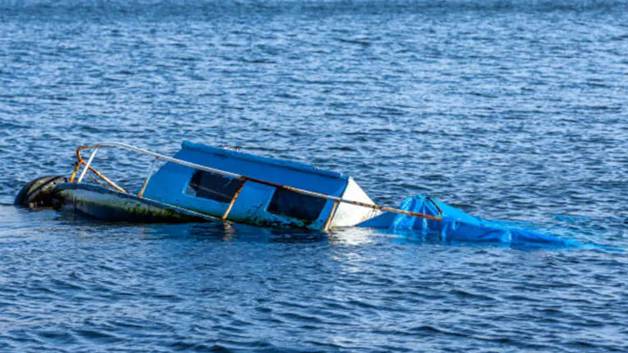 Fishermen Missing | 48 గంటలు గడుస్తున్నా ఇంకా తెలియని ఆరుగురు మత్స్యకారుల జాడ.. ఆందోళన నిర్వహించిన కుటుంబ సభ్యులు