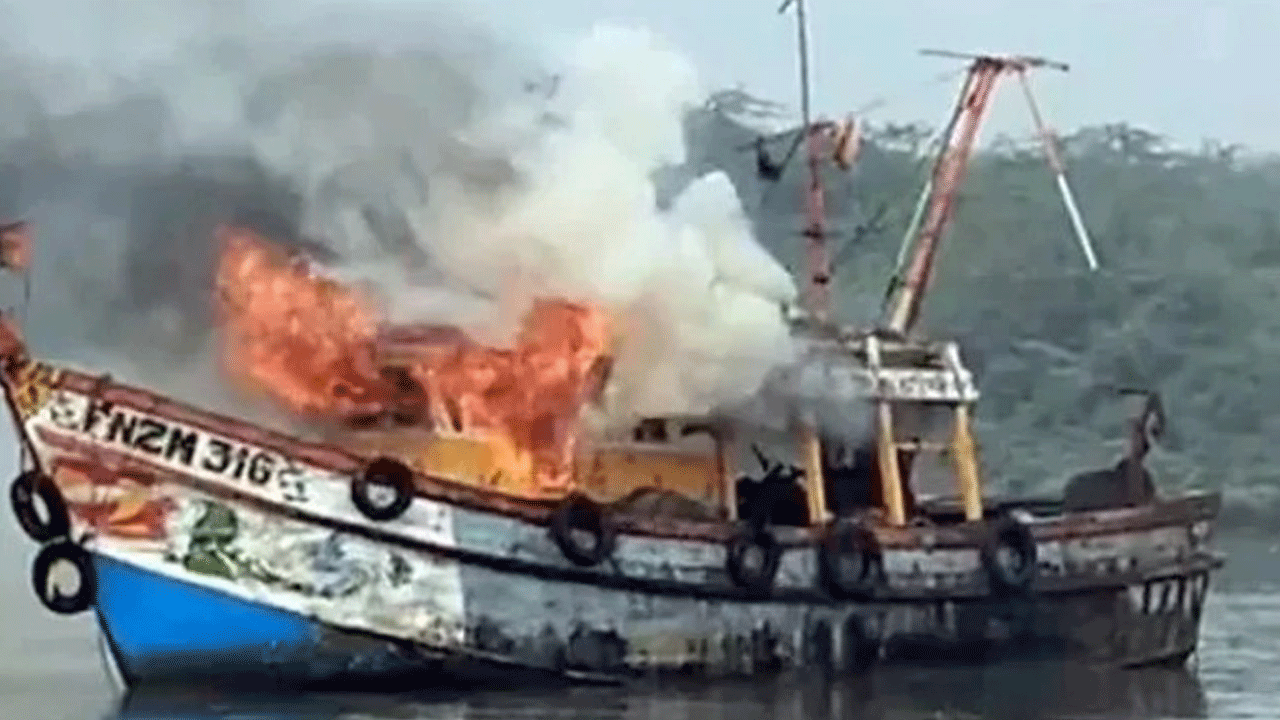 Boat accident | స‌ముద్ర తీరంలో బోటులో మంట‌లు.. ఇద్ద‌రు మ‌త్స్య‌కారులకు తీవ్ర గాయాలు