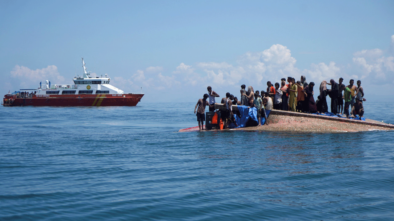 Boats overturn | మ‌య‌న్మార్ తీరంలో రెండు శ‌ర‌ణార్థి ప‌డ‌వ‌లు బోల్తా.. 500 మంది మృతి..!
