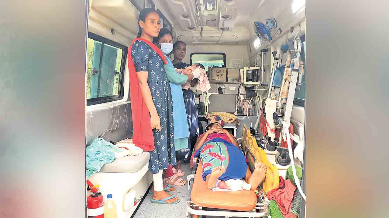 గర్భిణికి పురిటి పాట్లు!.. భద్రాద్రి జిల్లా బూర్గంపహాడ్‌ మండలం చింతకుంటలో ఘటన