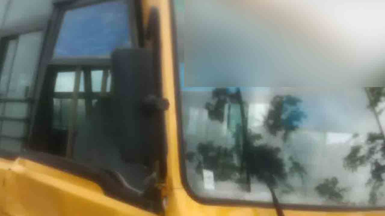 మద్యం మత్తులో స్కూల్‌ వ్యాన్‌ డ్రైవర్‌