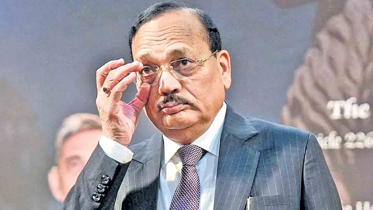 బొద్దింక వ్యాఖ్యలు యువతను ఉద్దేశించి చేసినవి కావు