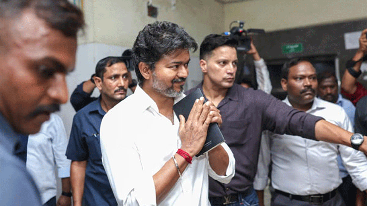 Tamil Nadu CM | ప్ర‌తిభ క‌న‌బ‌ర్చిన విద్యార్థుల‌కు పార్టీ త‌ర‌ఫున పుర‌స్కారాలు అంద‌జేయ‌నున్న సీఎం విజ‌య్‌