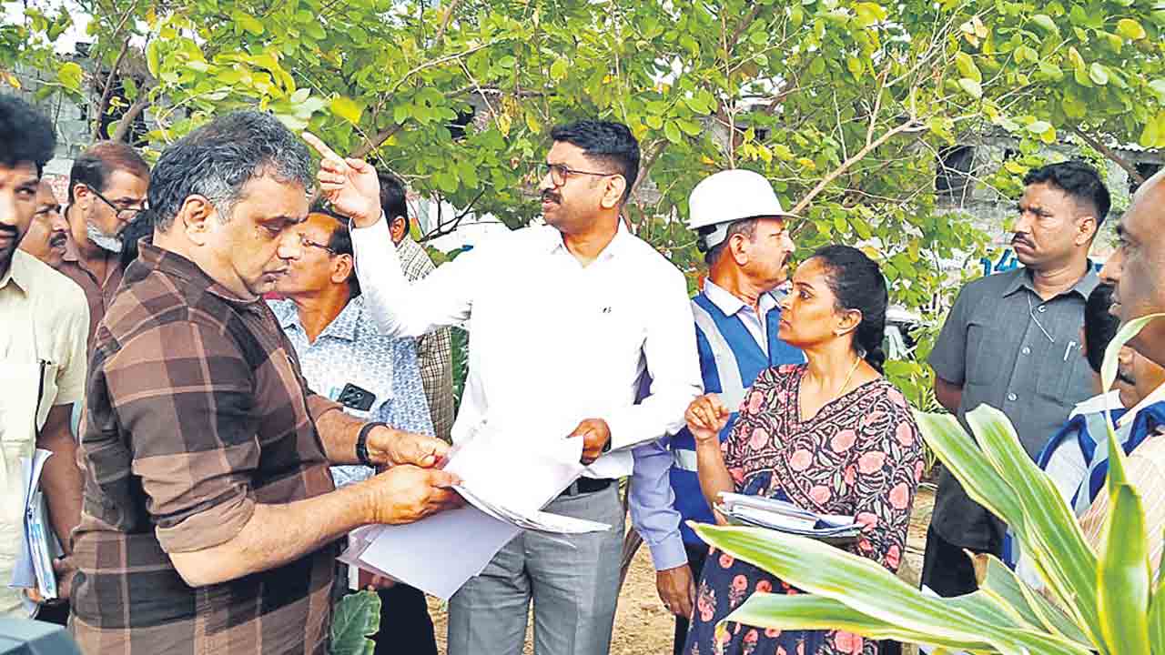 ఫ్లై ఓవర్ల కింద సబ్‌స్టేషన్లు