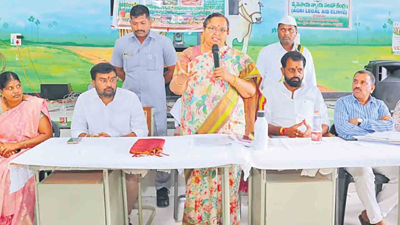 ఆరుతడి పంటలకు ప్రాధాన్యత ఇవ్వాలి