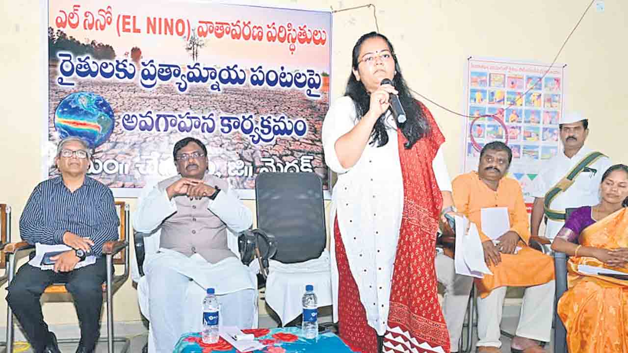 కోతుల బెడదతో పంటలు పండించలేకపోతున్నం