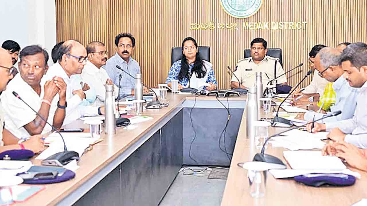 రోడ్డు ప్రమాదాలు నివారించాలి