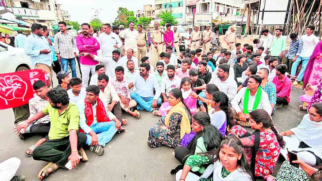 వసతులు లేక అవస్థలు పడుతున్నాం