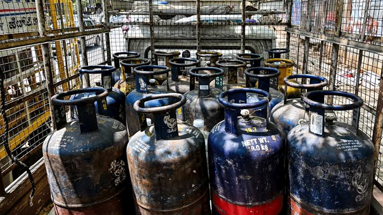 Gas Price | క‌మ‌ర్షియ‌ల్ గ్యాస్ వినియోగ‌దారుల‌కు ఊర‌ట‌.. భారీగా త‌గ్గిన సిలిండ‌ర్ ధ‌ర‌