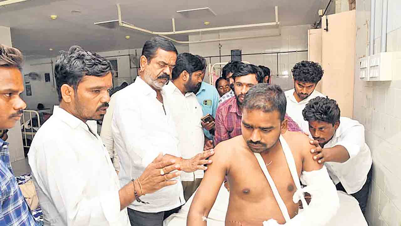 బీఆర్‌ఎస్‌ కార్యకర్తపై కాంగ్రెస్‌ దాడి