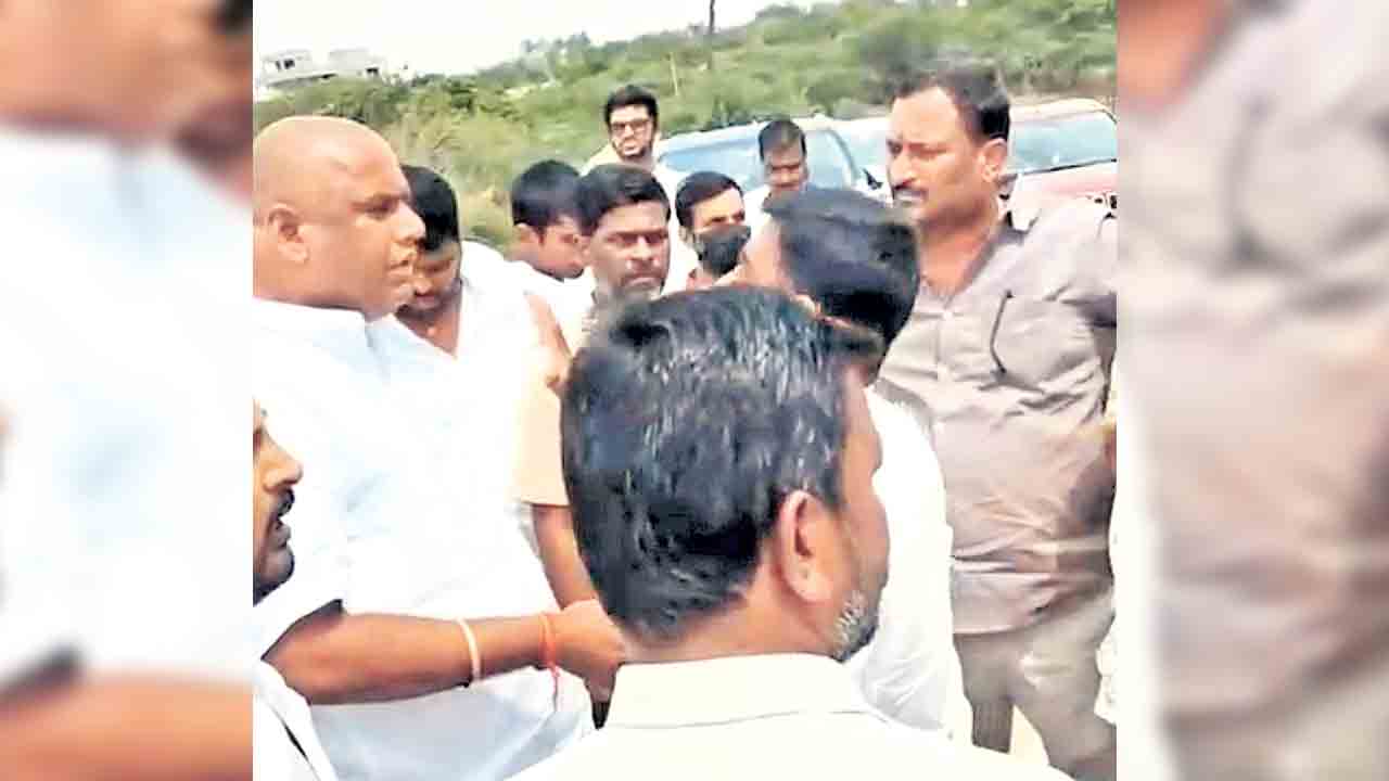 కాంగ్రెస్‌ కౌన్సిలర్లపై తిరగబడ్డ గ్రామస్తులు