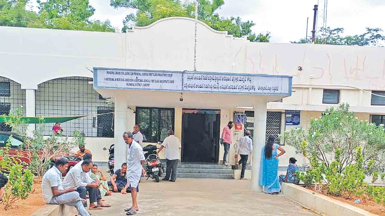 కోర్టు భవనం తరలింపులో ఆంతర్యమేమిటో?