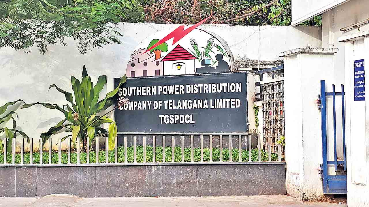 కరెంట్‌ అక్రమాలపై ఫిర్యాదుల వెల్లువ..!