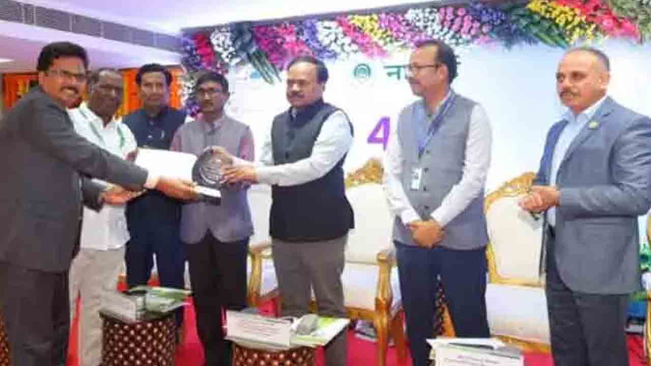 నాబార్డ్‌ డీడీఎం మనోహర్‌రెడ్డికి పురస్కారం