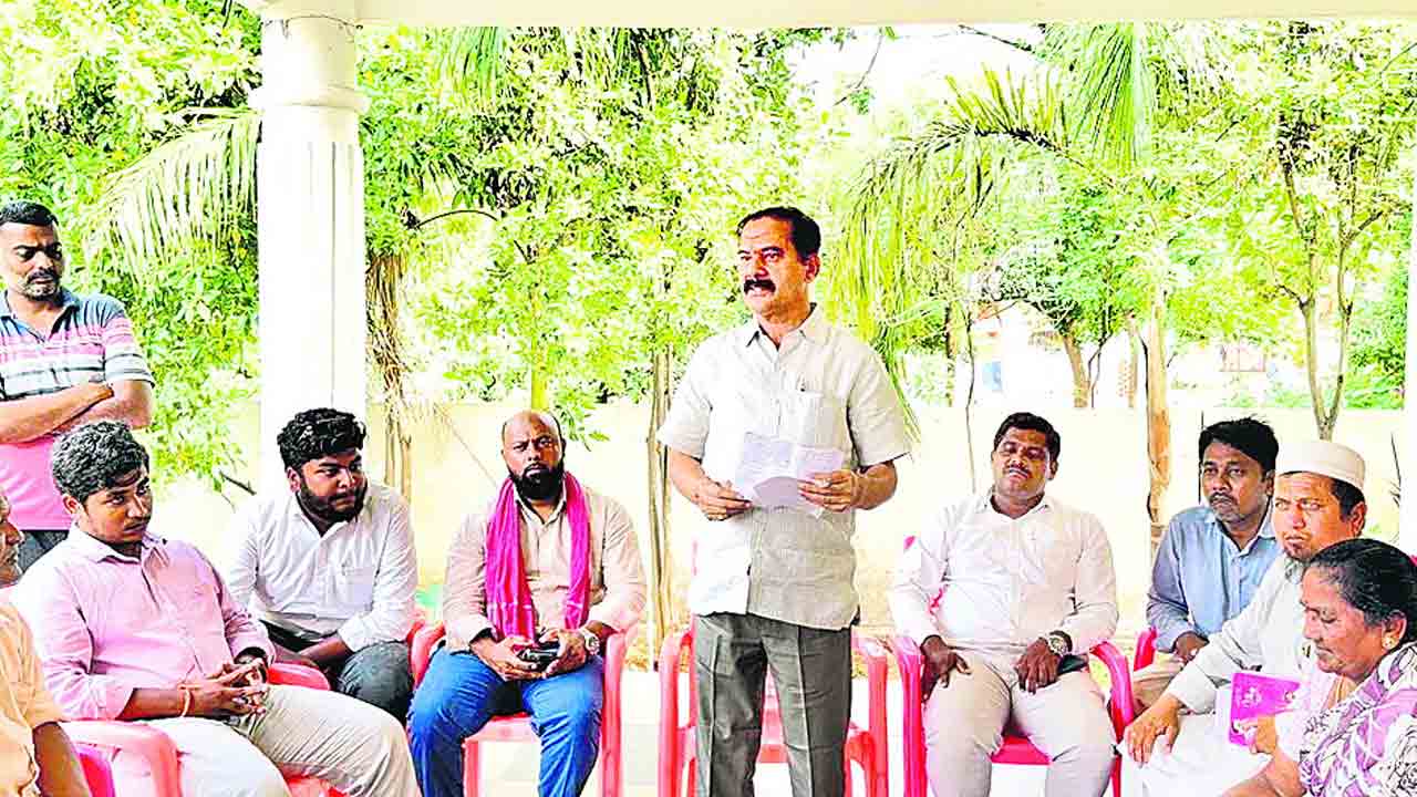 చిరు వ్యాపారులతో చెలగాటం