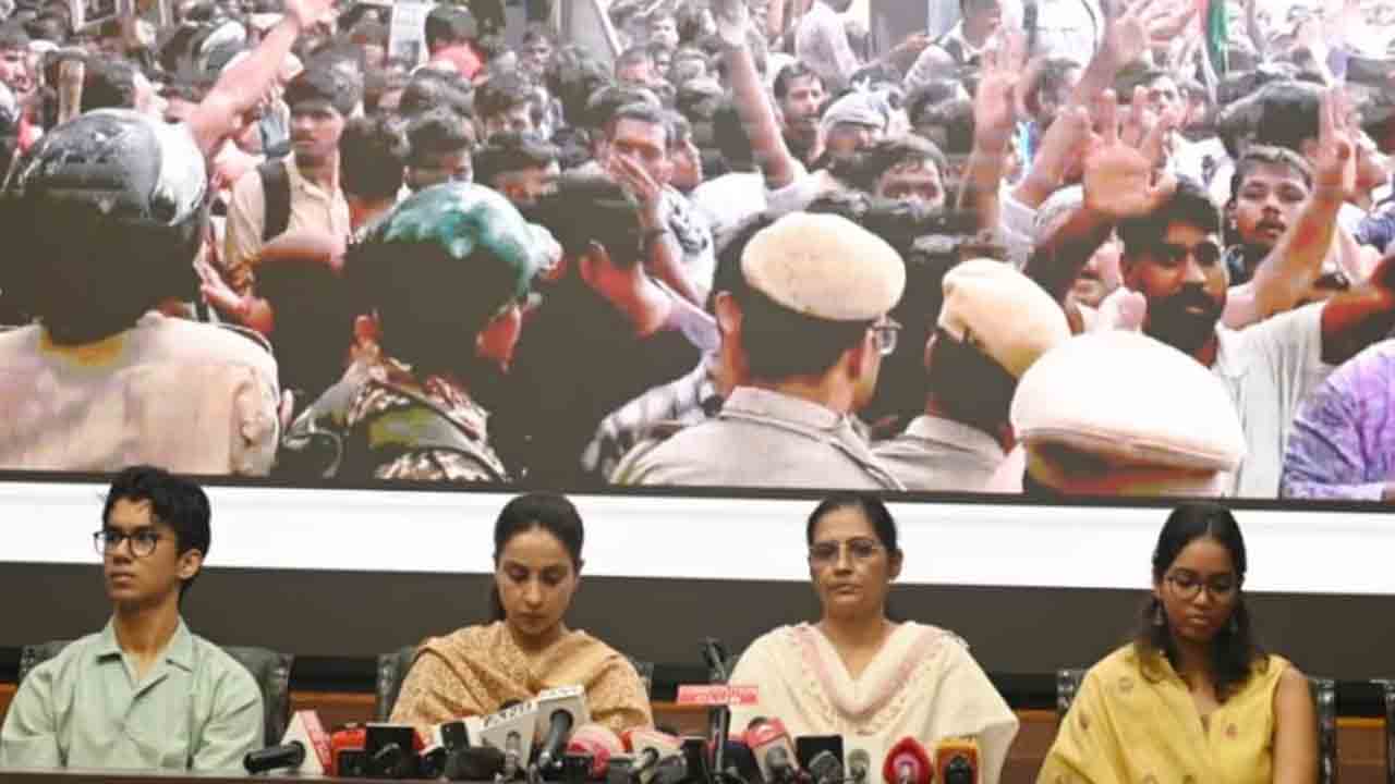Cops Families | ‘యూనిఫామ్‌లు రక్తసిక్తమయ్యాయి, గాయలతో ఇళ్లకు   చేరుకున్నారు’.. జంతర్‌మంతర్‌ వద్ద హింసపై పోలీస్‌ కుటుంబాల ఆవేదన