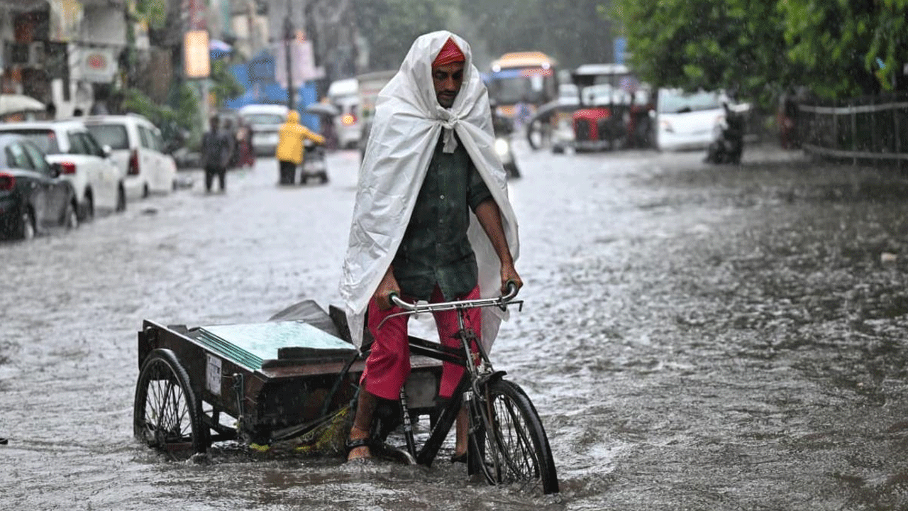Delhi Rain | దేశ రాజ‌ధాని ఢిల్లీలో కుంభ‌వృష్టి.. ఎక్క‌డిక‌క్క‌డ ట్రాఫిక్ జామ్‌