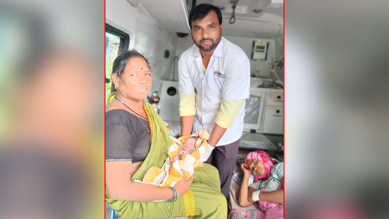 అంబులెన్స్‌లో గిరిజన మహిళ ప్రసవం.. తల్లి,బిడ్డ క్షేమం