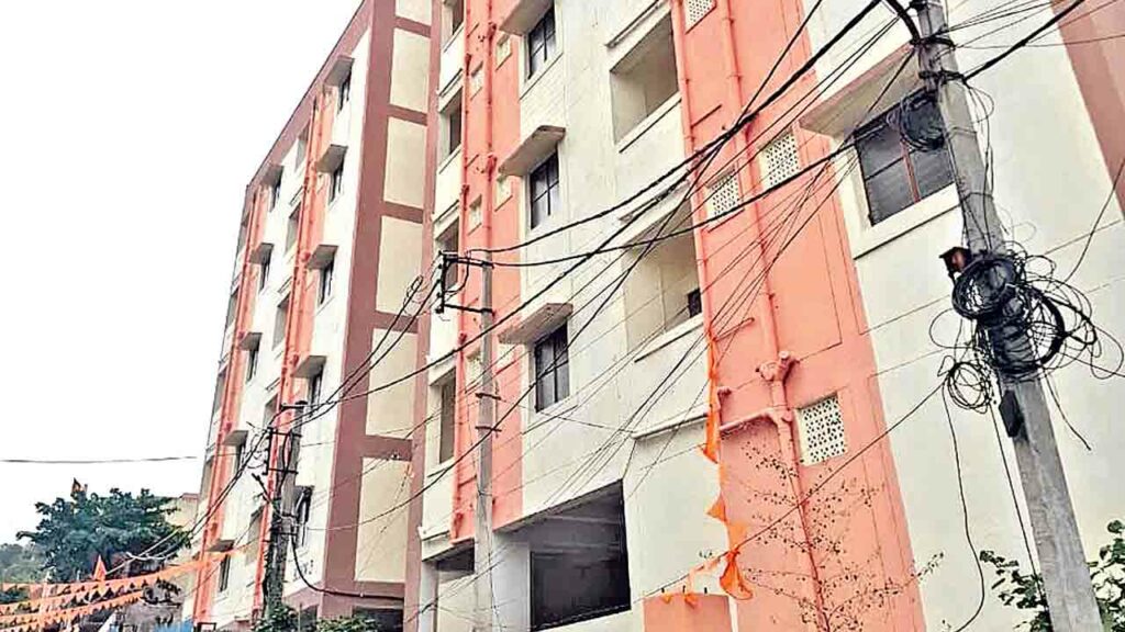 అనర్హులకు డబుల్‌ ఇండ్లు