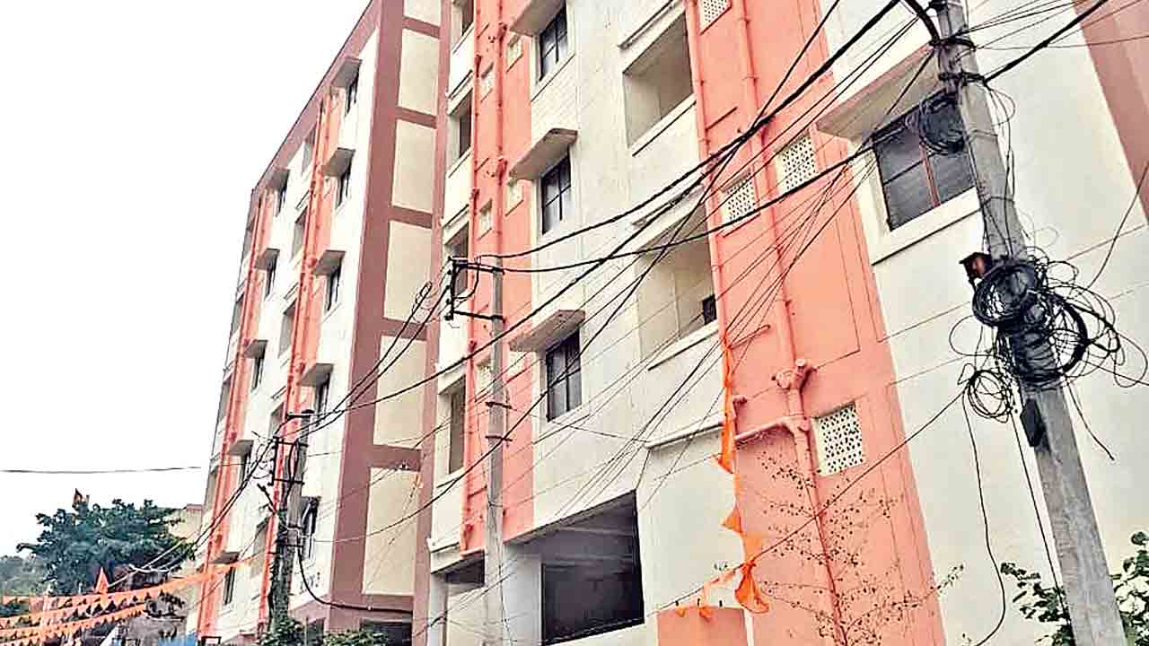 అనర్హులకు డబుల్‌ ఇండ్లు