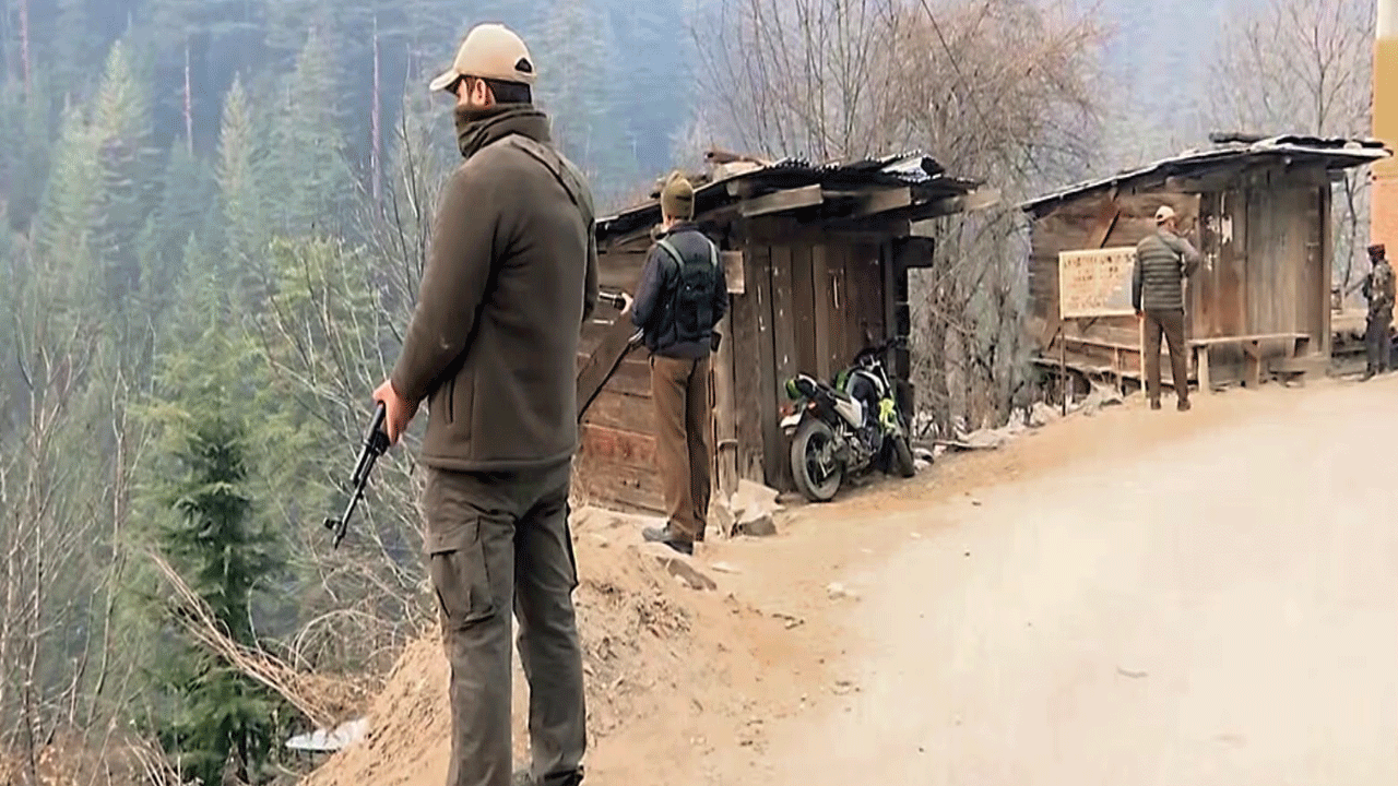 Terrorist | పండ్ల తోట‌లో న‌క్కిన‌ ఉగ్ర‌వాదుల్లో ఒక‌డు హ‌తం.. ల‌ష్క‌రే టాప్ క‌మాండ‌ర్ జాకీర్ అహ్మ‌ద్‌గా గుర్తింపు
