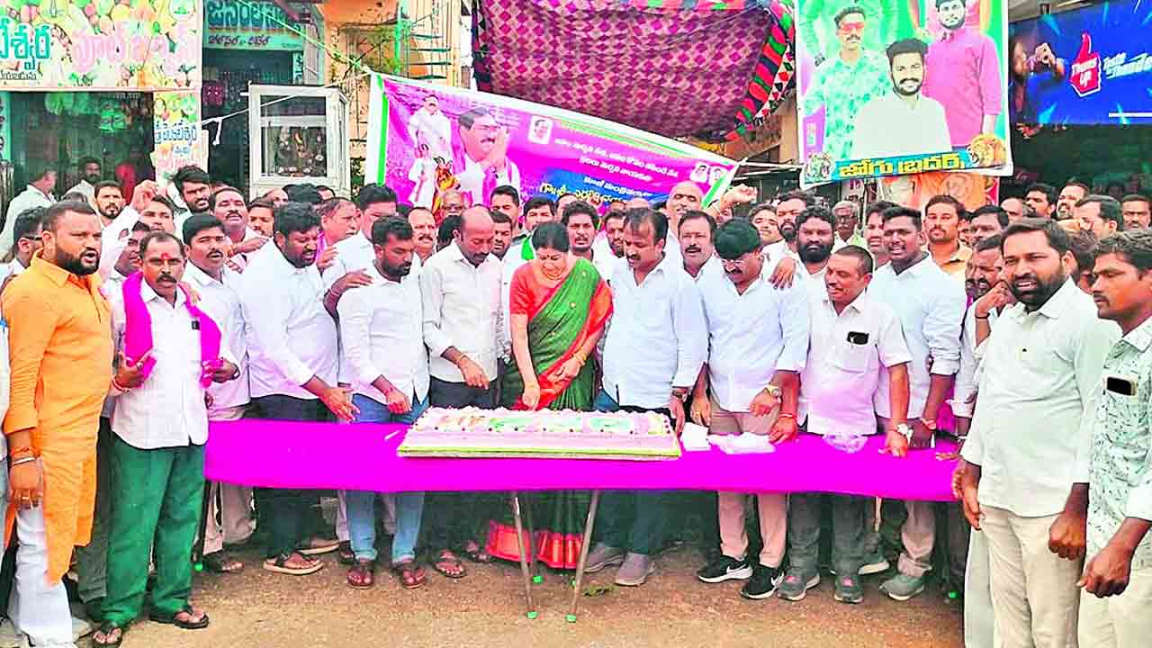 ఘనంగా ఎర్రబెల్లి జన్మదిన వేడుకలు