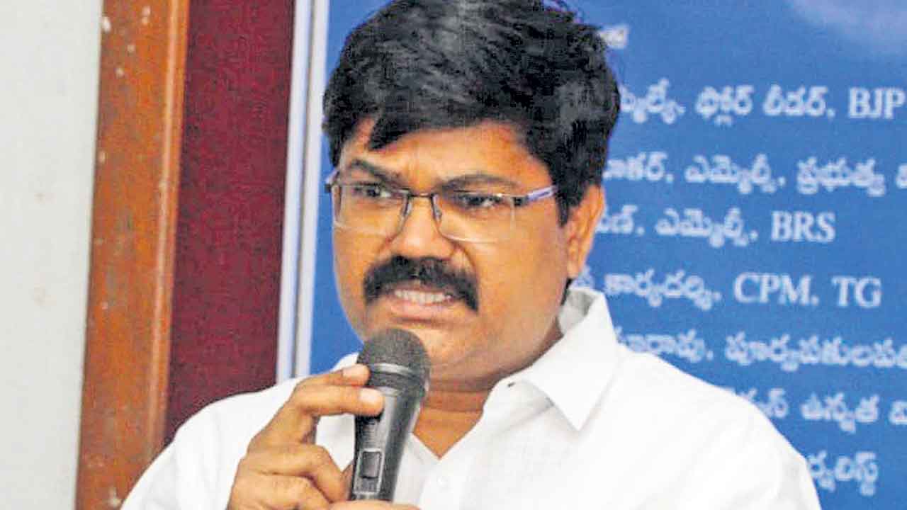 ప్రభుత్వ నిర్లక్ష్యంతో గోదావరి జలాలు వృథా