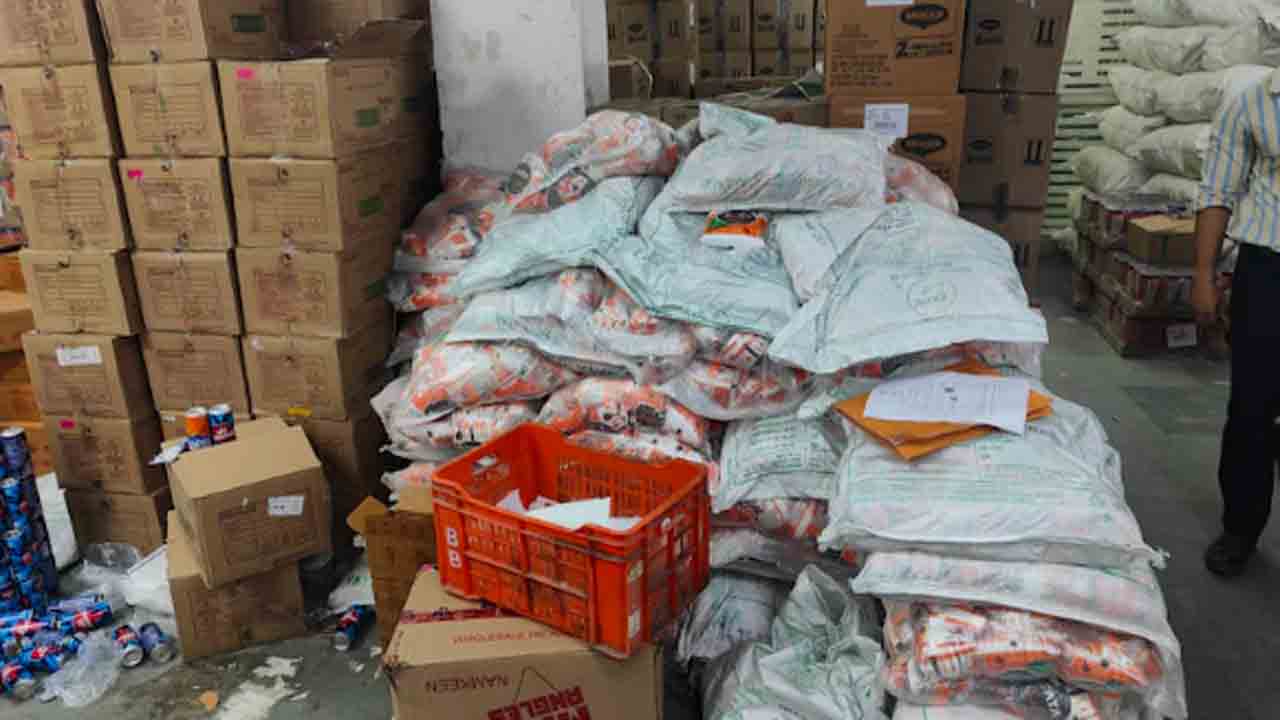 Expired Food Racket Busted | గడువు ముగిసిన ఆహార పదార్థాల రాకెట్‌   గుట్టురట్టు.. రూ.20 లక్షలకు పైగా విలువైన స్టాక్‌ స్వాధీనం