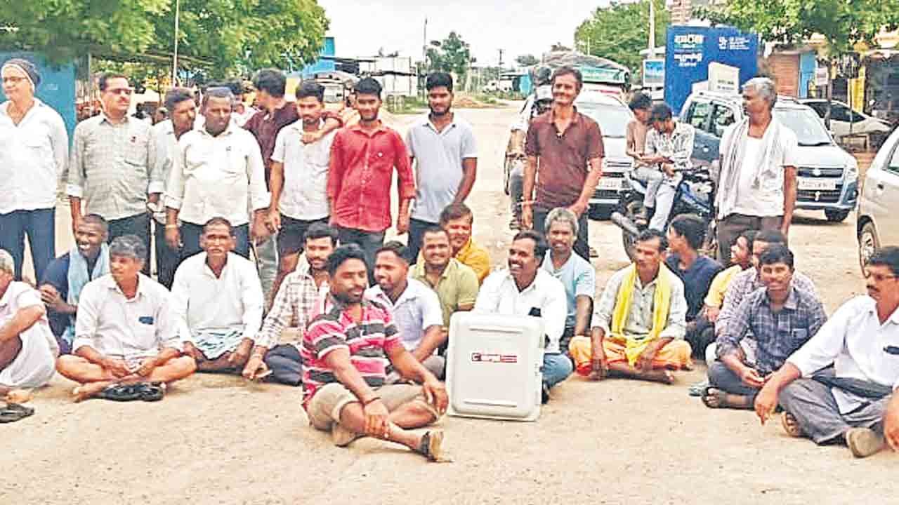 రోడ్డెక్కిన రైతులు