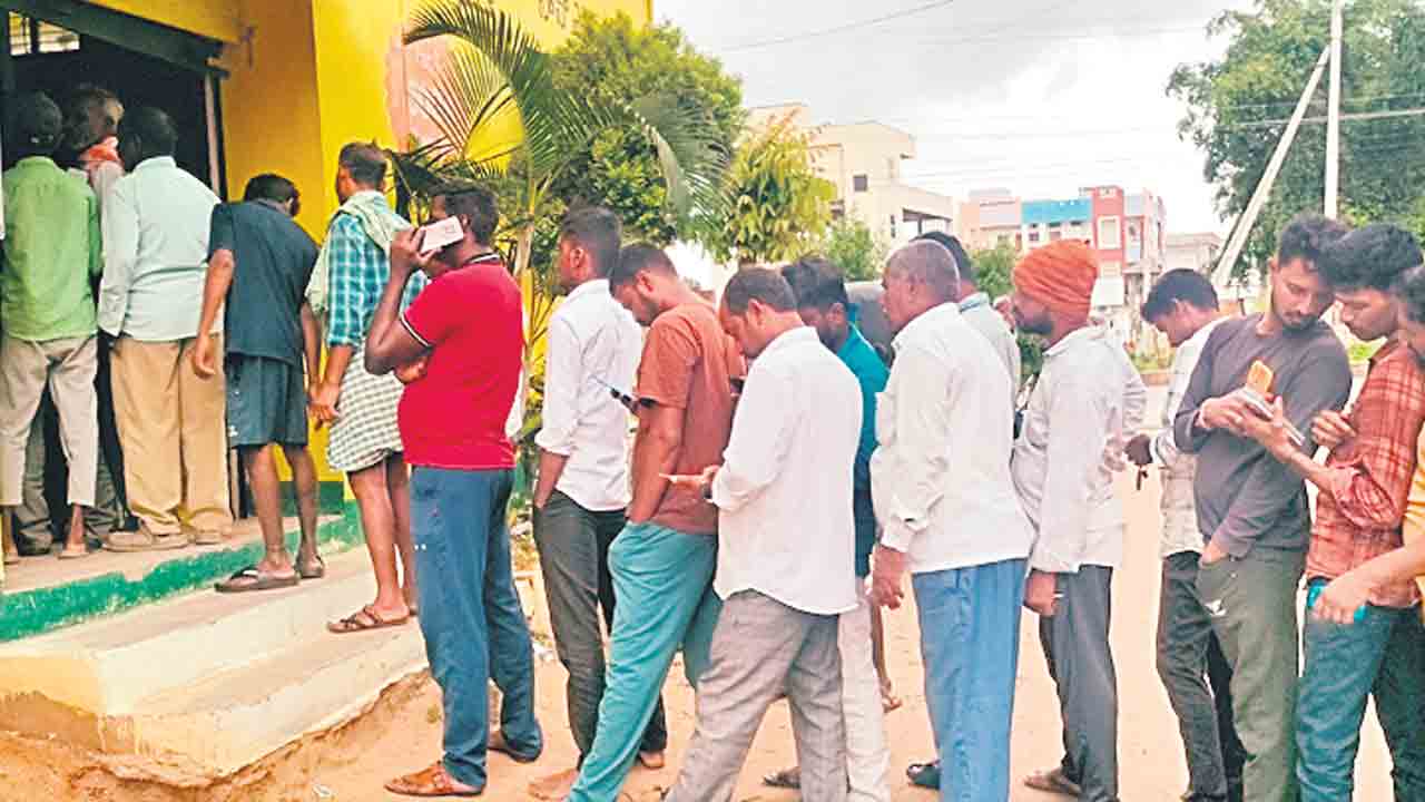 రైతులకు యూరియా కష్టాలు
