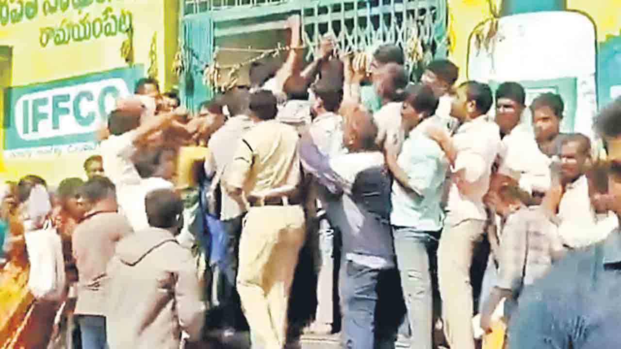 డీఏపీ ఎరువు కోసం రైతుల పాట్లు