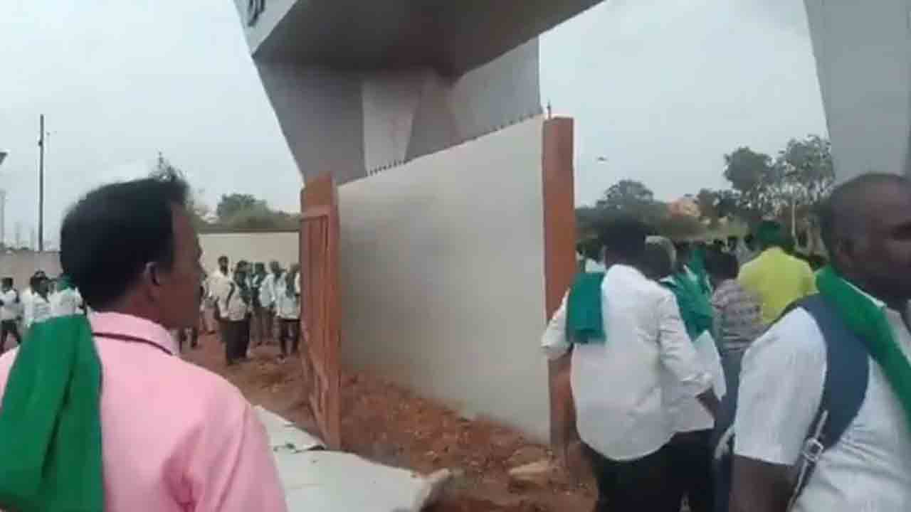 Farmers Storm Steel Factory | కరువు నేపథ్యంలో రైతుల ఆందోళన..  పెద్ద   చెరువు ఉన్న స్టీల్‌ ఫ్యాక్టరీ ముట్టడి