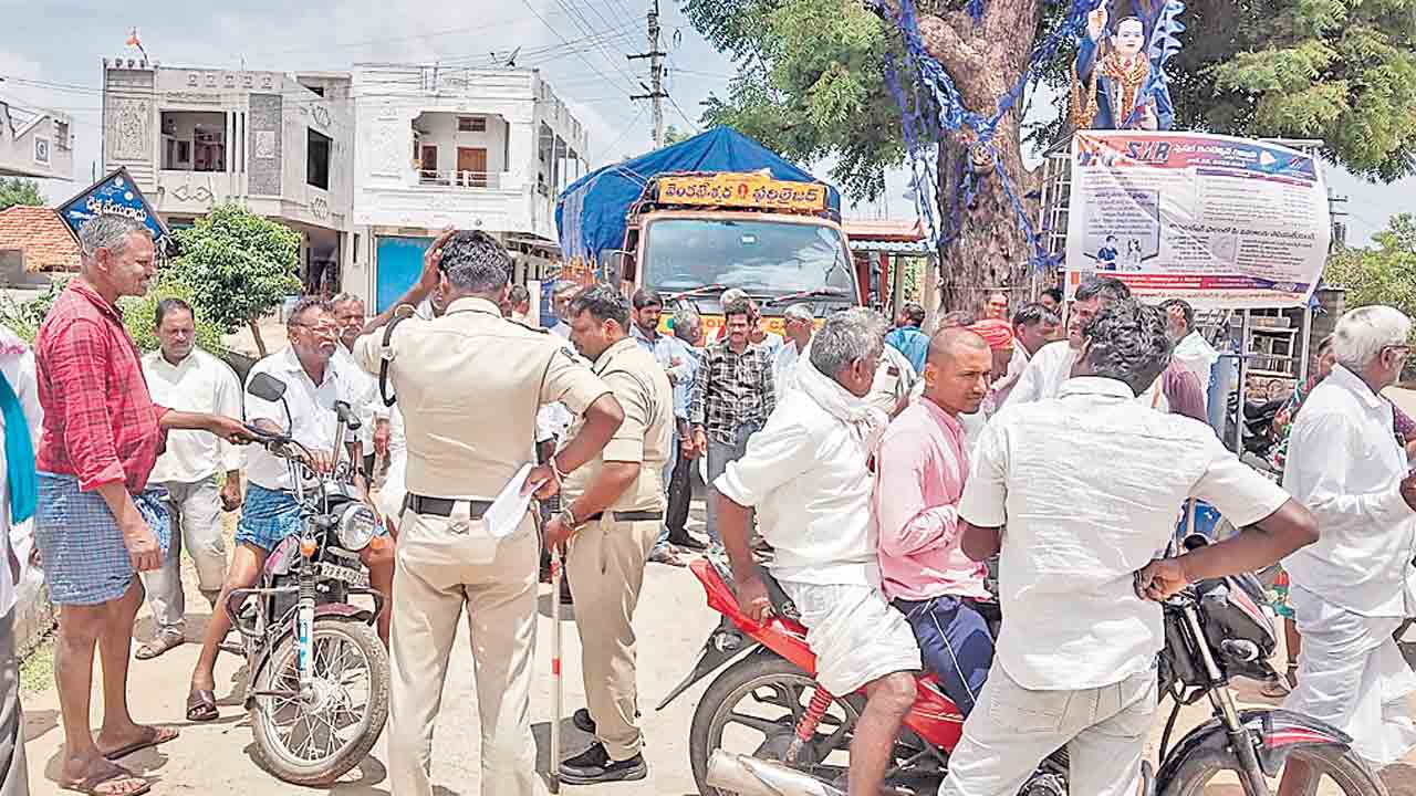 ధాన్యం డబ్బులేవి?.. పంట విక్రయించి 20 రోజులైనా జమచేయరా..?