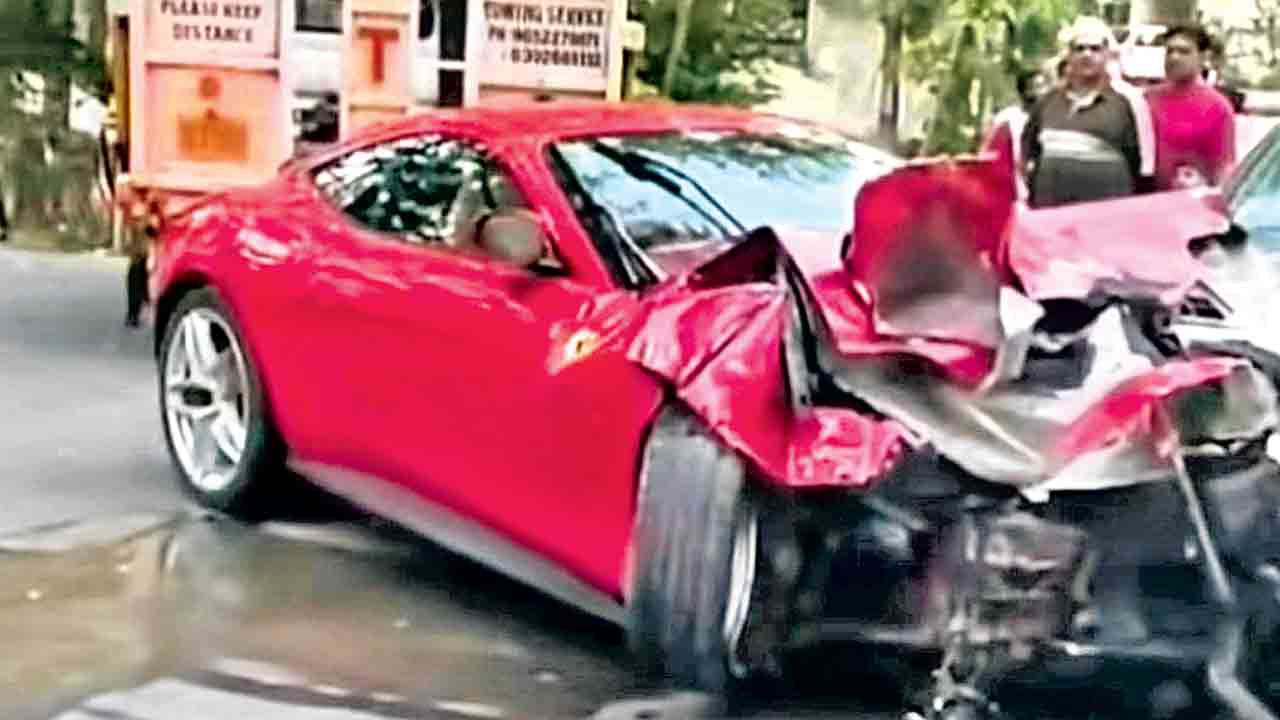 అదుపుతప్పిన ఫెరారీ