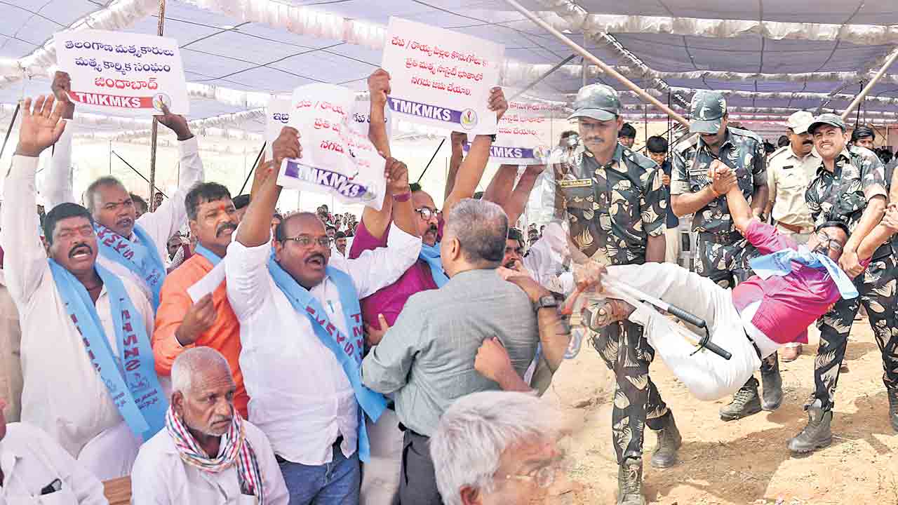 మంత్రి శ్రీహరికి నిరసన.. కోహెడ పర్యటనలో చేదు అనుభవం