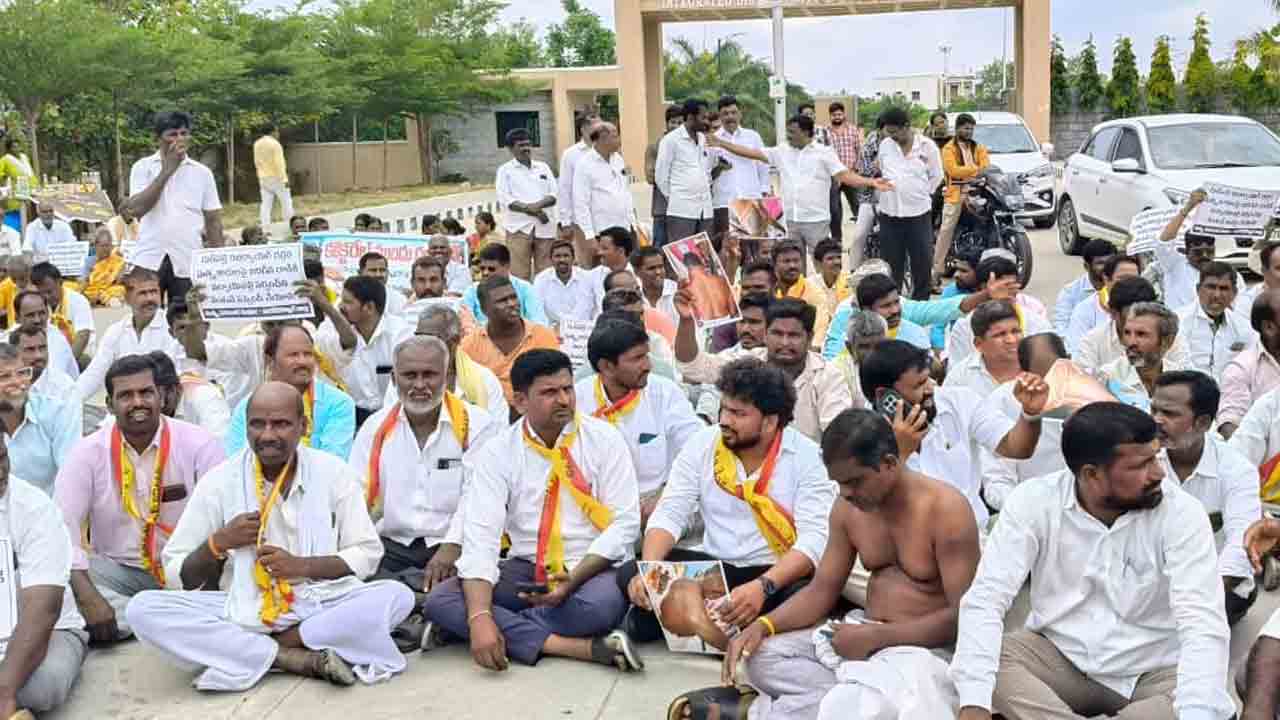 కలెక్టరేట్‌ ఎదుట మత్స్యకారుల ఆందోళన