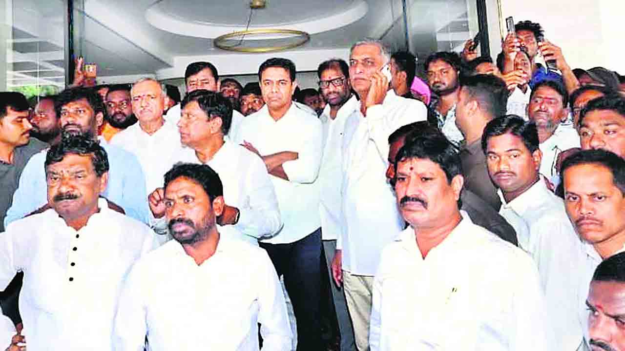 హుటాహుటిన పరుగెత్తుకొచ్చిన కేటీఆర్‌, హరీశ్‌రావు