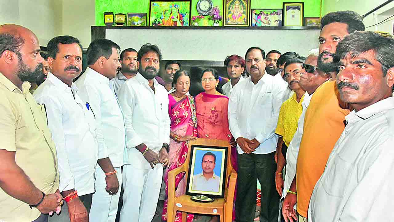 రిటైర్డ్‌ టీచర్‌ కుటుంబానికి అండగా ఉంటాం..