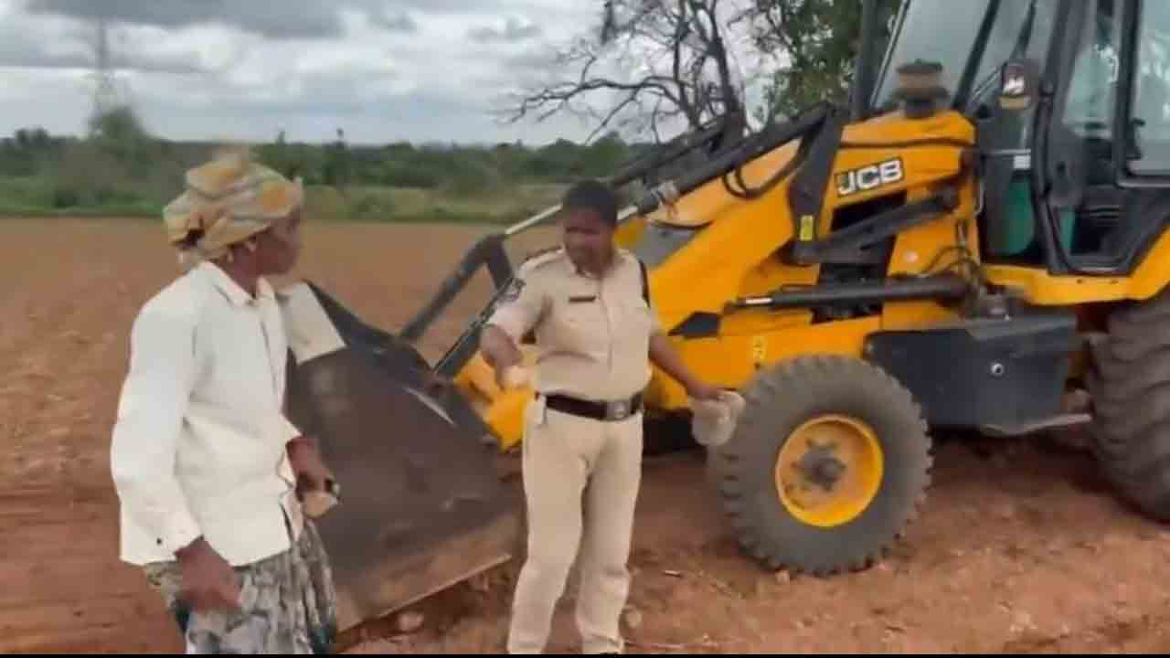 Future City | ఫ్యూచర్‌ సిటీలో జేసీబీలతో రైతుల పంట ధ్వంసం.. వీడియో